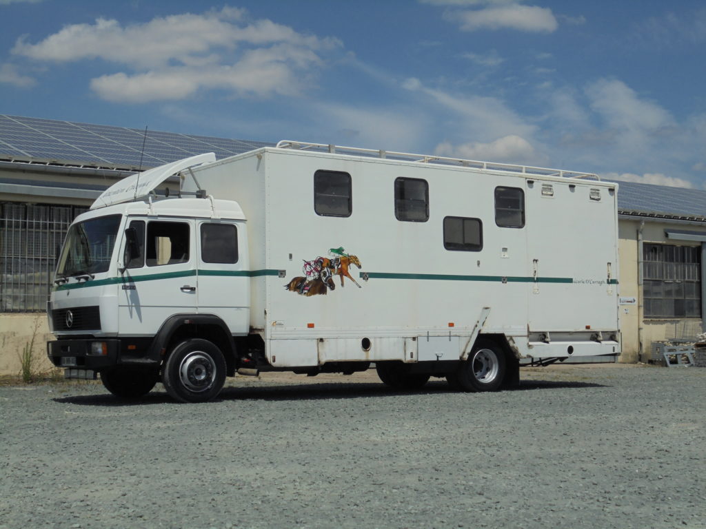 Mercedes 1120 transport chevaux