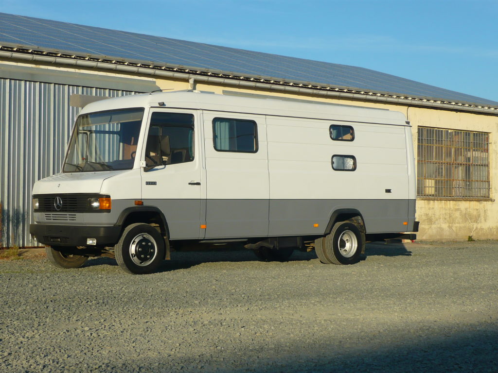 Mercedes 811 camping car : atelier