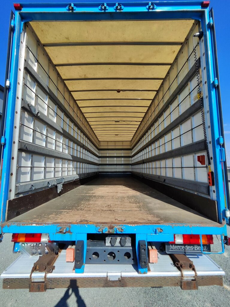 Mercedes 1832 Actros V6 Mega Space 6 places