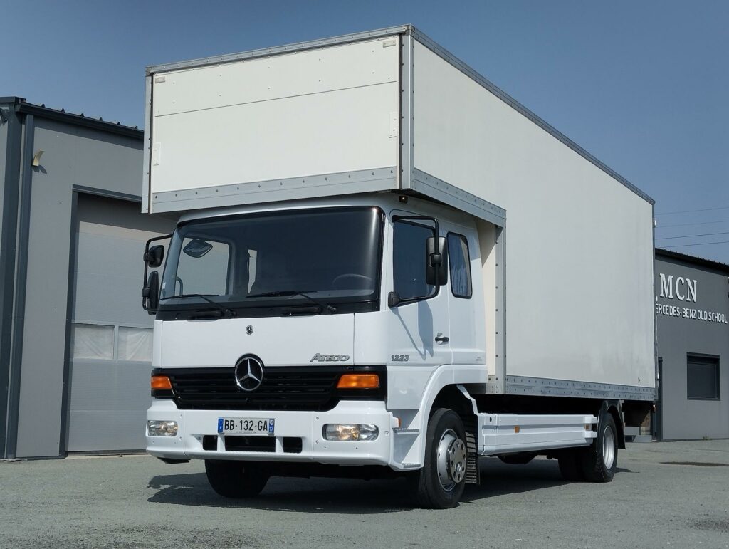 Mercedes 1223 Atego carte grise 6 places caisse capucine 50 m3