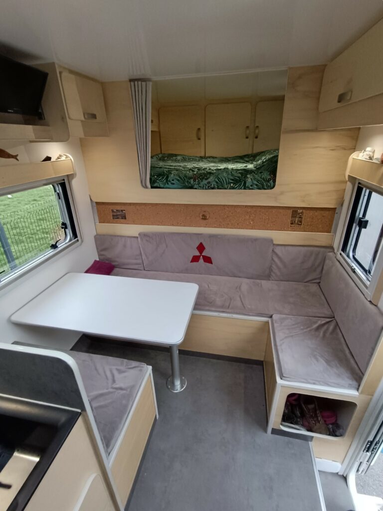 MITSUBISHI FUSO Canter 6C18D 4x4 équipe cellule + capucine expédition au long court