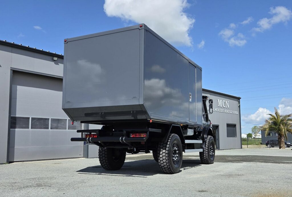 Mercedes U 2450 L / 38 Unimog 4x4 équipé avec cellule de voyage