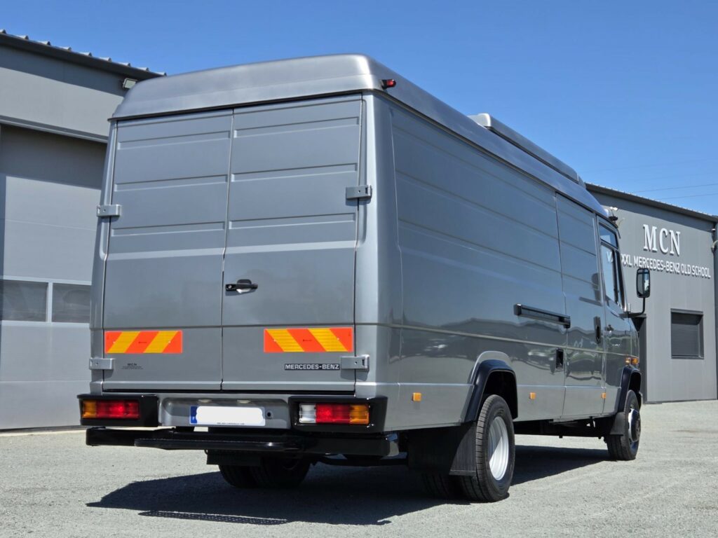 Mercedes 709 D fourgon maxi avec toit relevable MCN