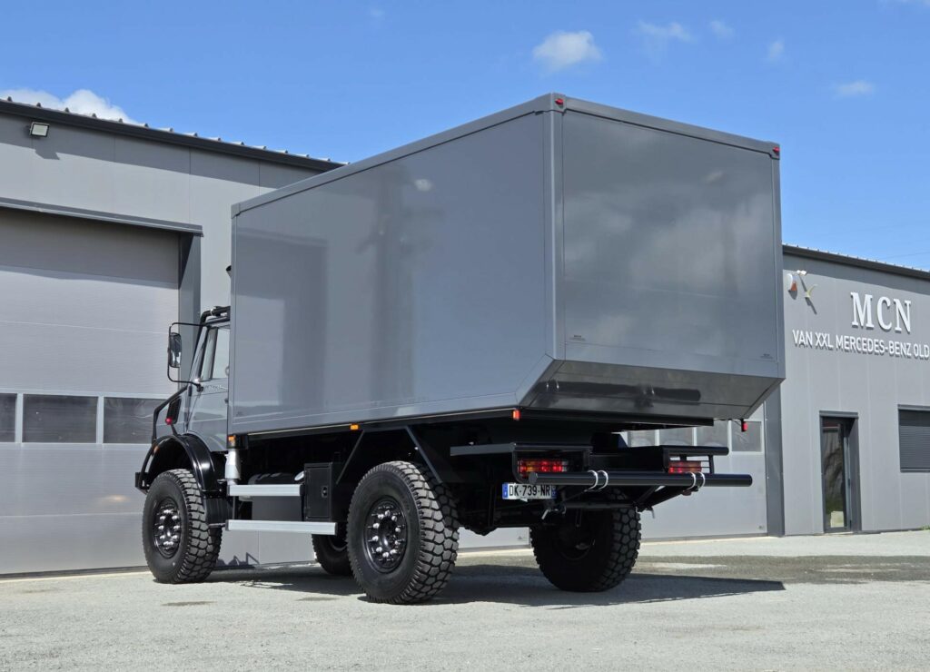 Mercedes U 2450 L / 38 Unimog 4x4 équipé avec cellule de voyage
