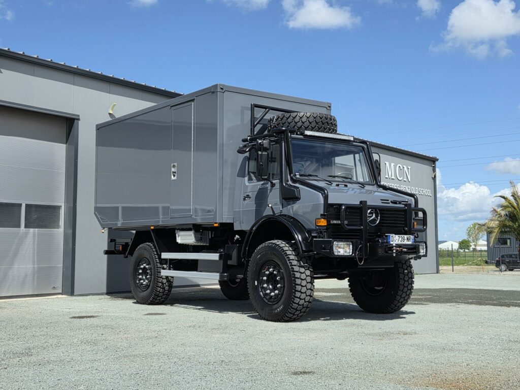 Mercedes U 2450 L / 38 Unimog 4x4 équipé avec cellule de voyage