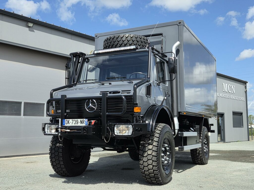 Mercedes U 2450 L / 38 Unimog 4x4 équipé avec cellule de voyage