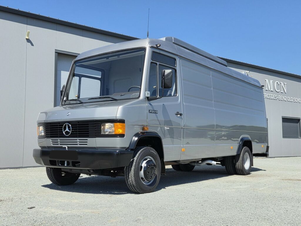 Mercedes 709 D fourgon maxi avec toit relevable MCN