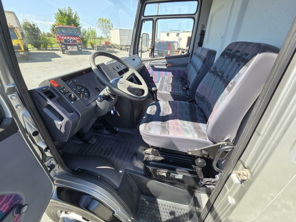 Mercedes 709 D fourgon maxi avec toit relevable MCN