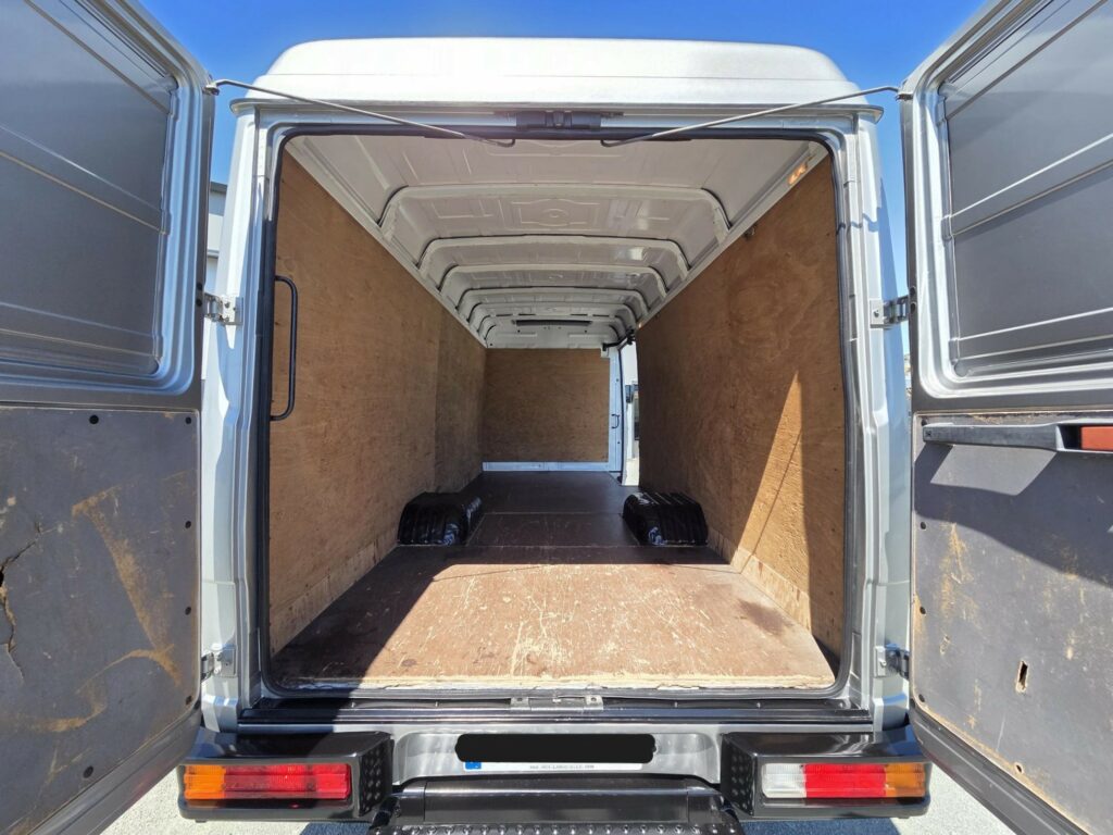 Mercedes 709 D fourgon maxi avec toit relevable MCN