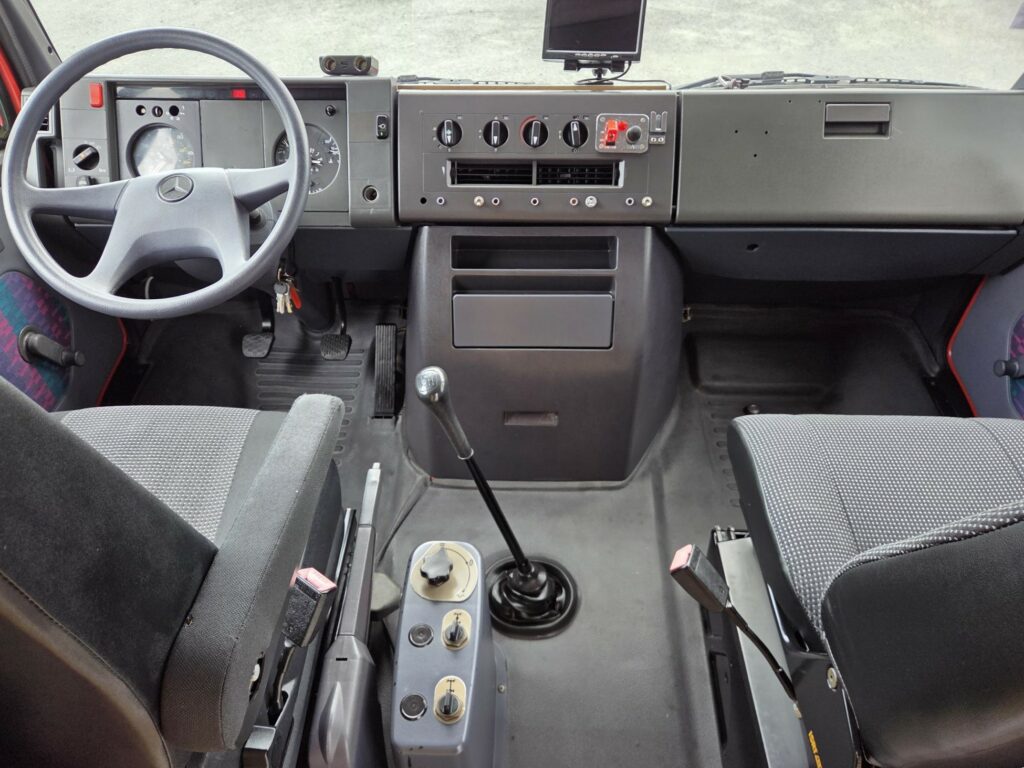 Mercedes 814 T2 4x4 - Caisse capucine aménagé