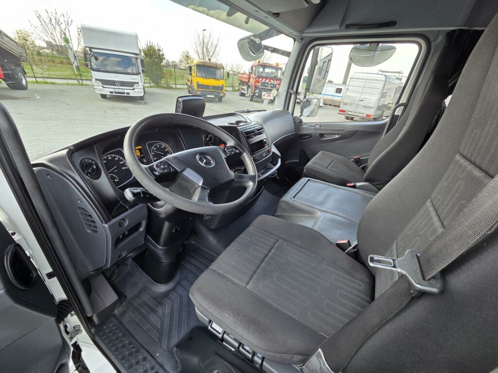 Mercedes 821 Atego 3 cabine 6 places + caisse déménagement