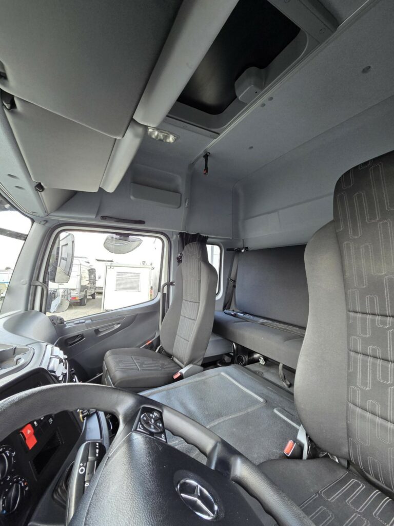 Mercedes 821 Atego 3 cabine 6 places + caisse déménagement