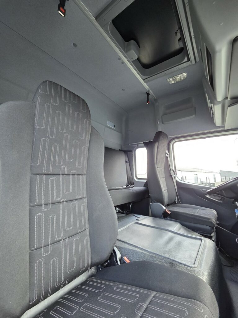 Mercedes 821 Atego 3 cabine 6 places + caisse déménagement