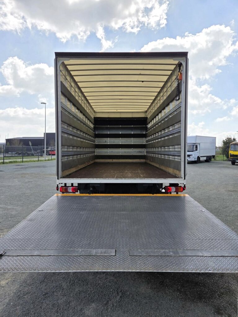 Mercedes 821 Atego 3 cabine 6 places + caisse déménagement