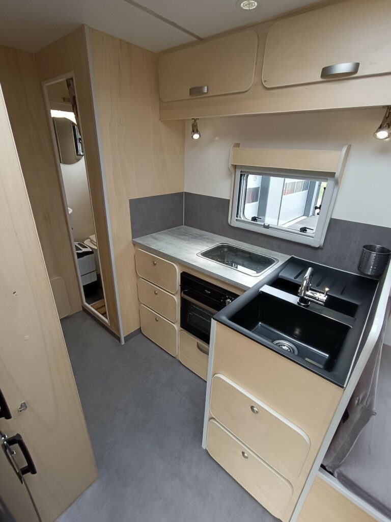 MITSUBISHI FUSO Canter 6C18D 4x4 équipe cellule + capucine expédition au long court