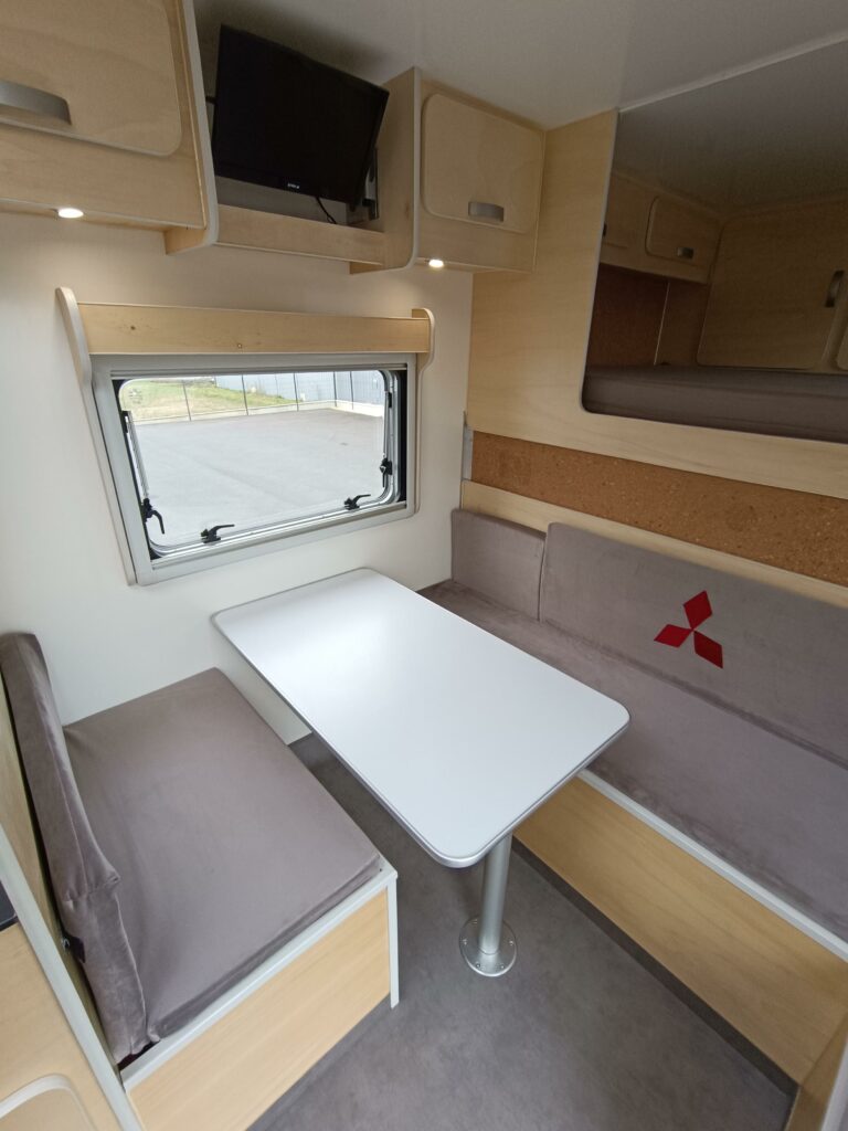 MITSUBISHI FUSO Canter 6C18D 4x4 équipe cellule + capucine expédition au long court